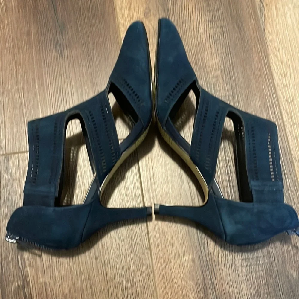 Bella Vita Hope‎ navy blue suede heels size  6.5WW cutouts